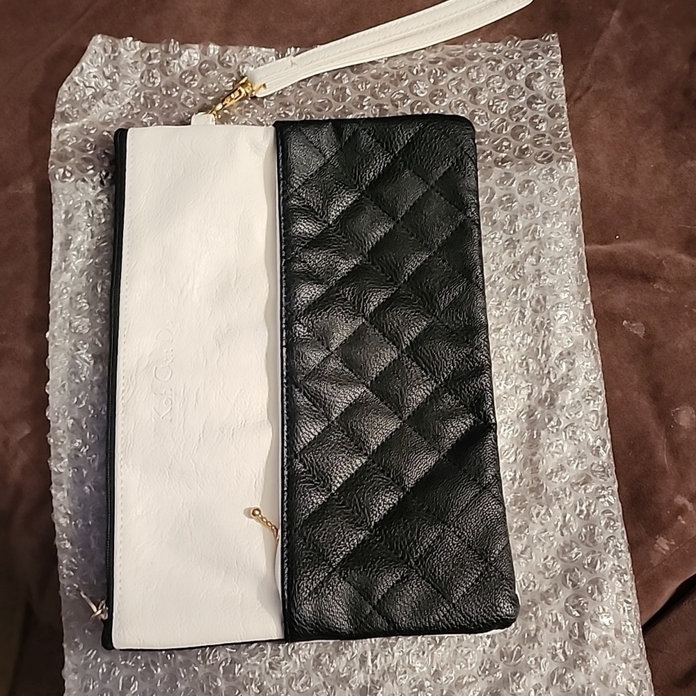 A beautiful Kohgendo Clutch with handle NWOT Black and White 👝